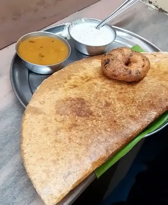 बेंगलुरु के मशहूर CTR मल्लेश्वरम में मसाला डोसा में कॉकरोच मिलने का आरोप, होटल ने माँगी माफ़ी