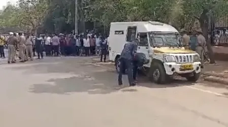 बेंगलुरु में दिन दहाड़े करोड़ों रुपए की लूट, एटीएम फंड ले जा रही गाड़ी को बनाया निशाना