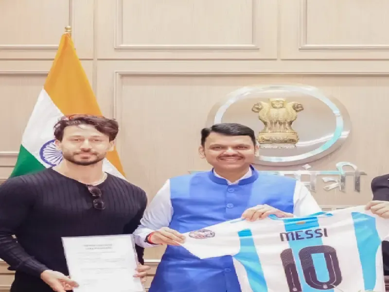 क्या जैकी श्रॉफ ने टाइगर श्रॉफ को मुख्यमंत्री देवेंद्र फडणवीस के साथ देखकर खुशी जताई?