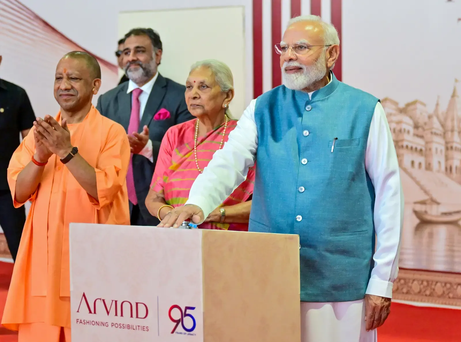 वाराणसी में PM मोदी बोले — 'सुरक्षा के लिए योगी जी को थैंक्यू बोलो', अरविंद गारमेंट उद्घाटन पर महिला कर्मचारी से संवाद