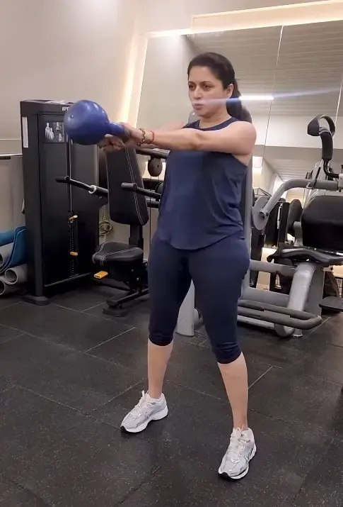 क्या भाग्यश्री ने केटलबेल स्विंग्स एक्सरसाइज के फायदे बताए हैं?