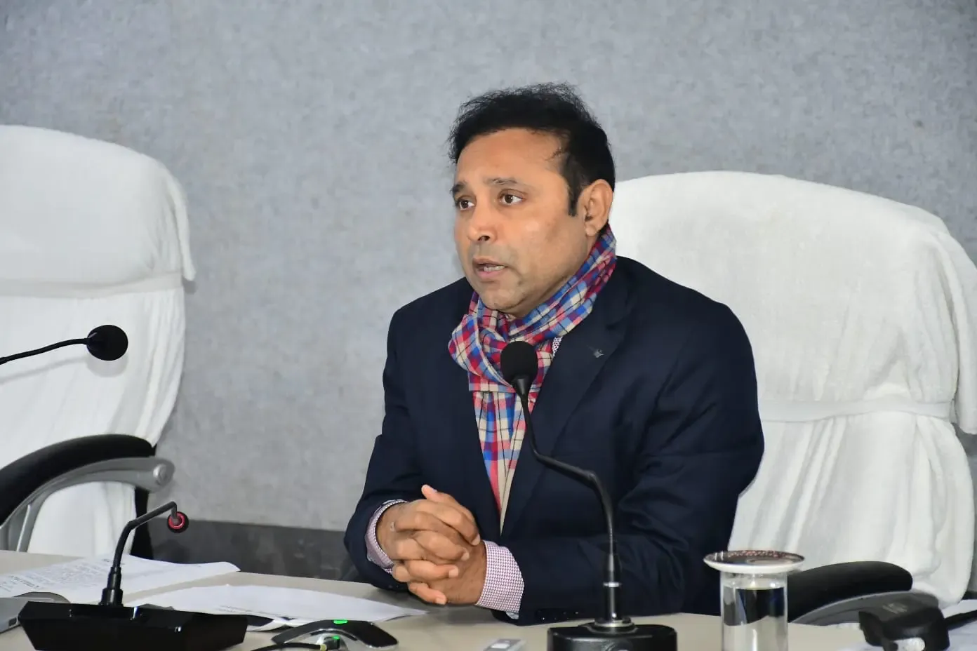 क्या भागलपुर के जिलाधिकारी डॉ. नवल किशोर चौधरी ने जनप्रतिनिधियों के साथ मिलकर लोगों का जीवन आसान बनाने की दिशा में बैठक की?