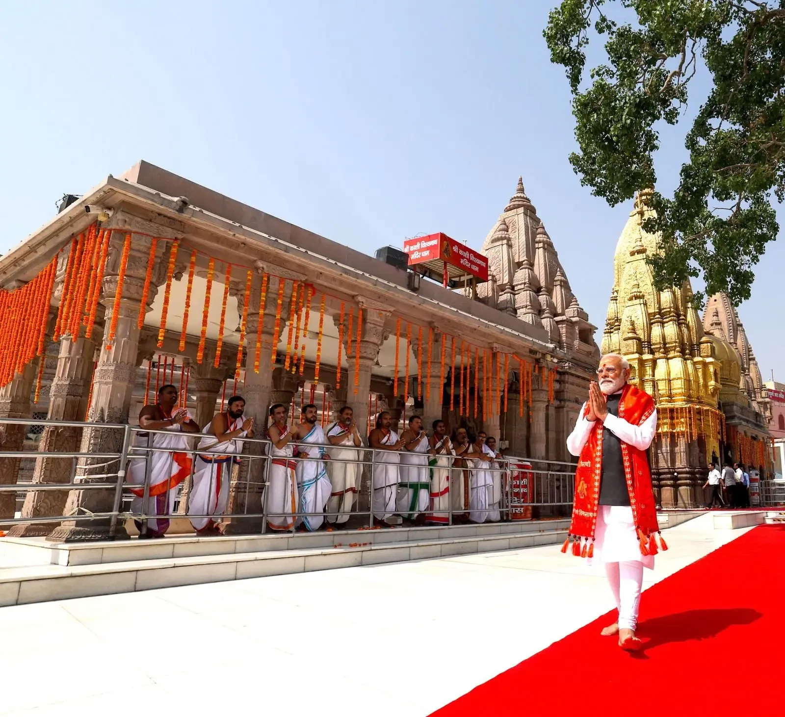 PM मोदी ने काशी विश्वनाथ मंदिर में की पूजा-अर्चना, 14 KM रोड शो के बाद भोलेनाथ से देशवासियों की समृद्धि की कामना