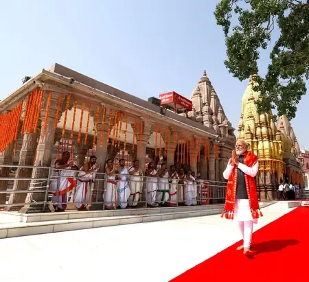 PM मोदी ने काशी विश्वनाथ मंदिर में की पूजा-अर्चना, 14 KM रोड शो के बाद भोलेनाथ से देशवासियों की समृद्धि की कामना