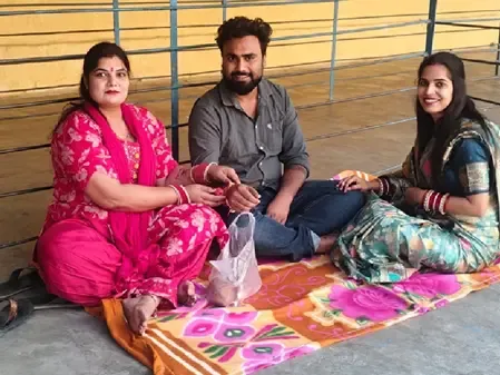 भाई दूज: मेरठ जेल में हजारों बहनों ने भाइयों को किया तिलक, नम हुईं आंखें