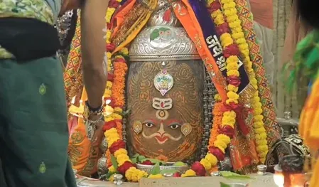 महाकालेश्वर मंदिर में भस्म आरती: भांग, आभूषण और चंदन से बाबा महाकाल का भव्य शृंगार