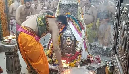 महाकाल का भव्य भस्म आरती शृंगार: भांग, चंद्रमा, त्रिशूल और 'ओम' से सजे बाबा — उज्जैन में उमड़े श्रद्धालु