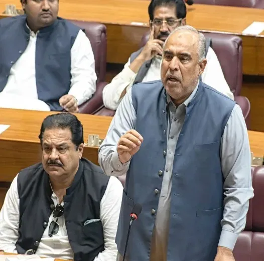 यूएई में पाकिस्तानियों से भेदभाव: असद कैसर ने संसद में उठाया मुद्दा, भारत-अमेरिका को तरजीह का आरोप