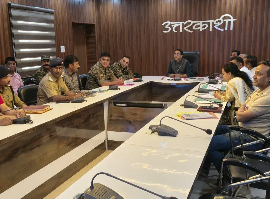 उत्तरकाशी: भारत-चीन सीमा पर रक्षा परियोजनाओं के लिए वन भूमि हस्तांतरण की जिलाधिकारी ने की समीक्षा