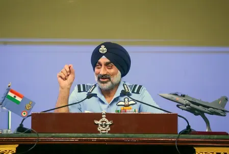 भारत ने पाकिस्तान में 300 किमी अंदर तक किया था अटैक, भारतीय वायुसेना प्रमुख ने किया खुलासा 