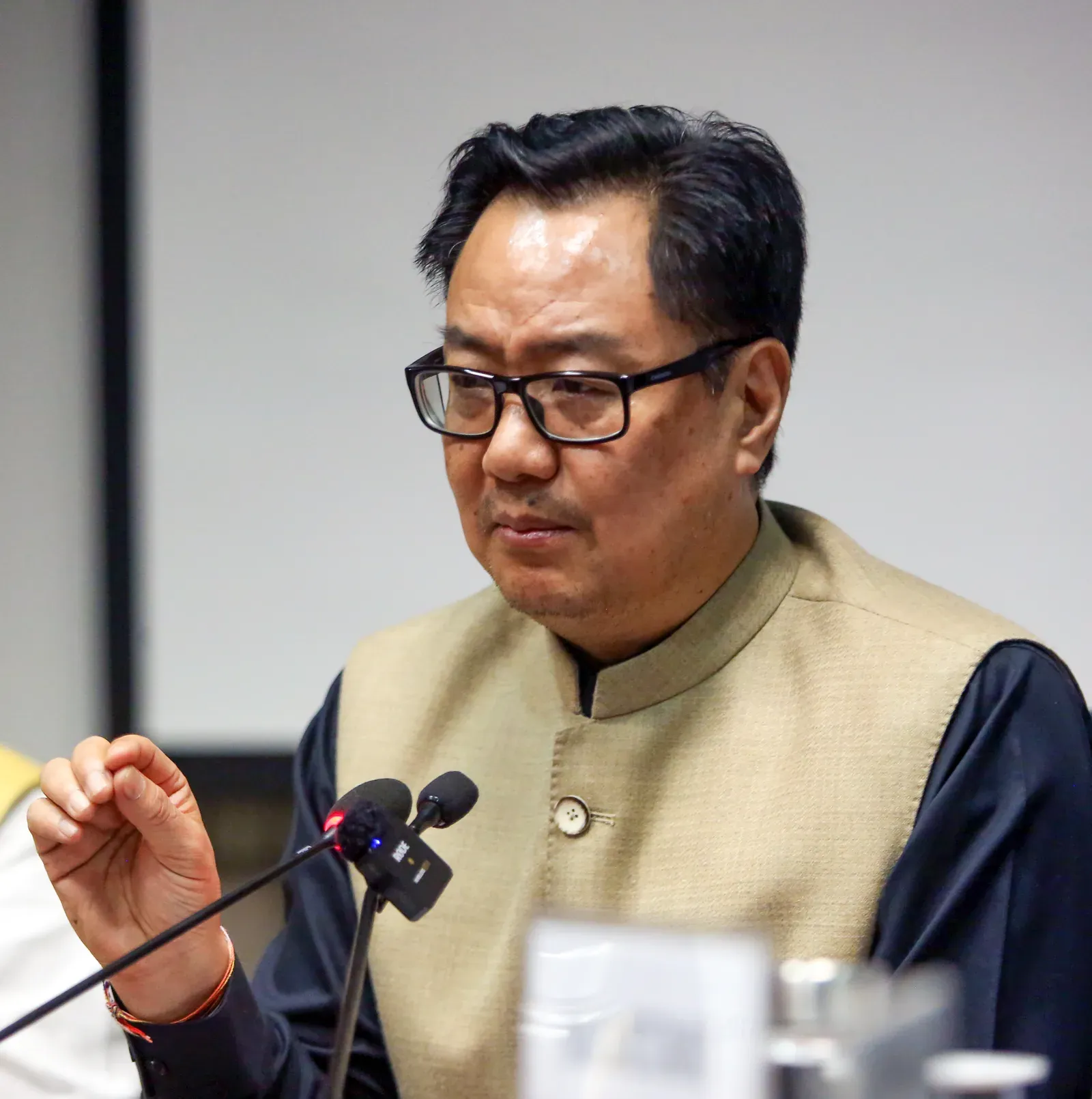 पेट्रोल-डीजल मूल्य वृद्धि पर रिजिजू का दावा: भारत ने सिर्फ 3.2%25 बढ़ाए दाम, कई देशों में 100%25 तक उछाल