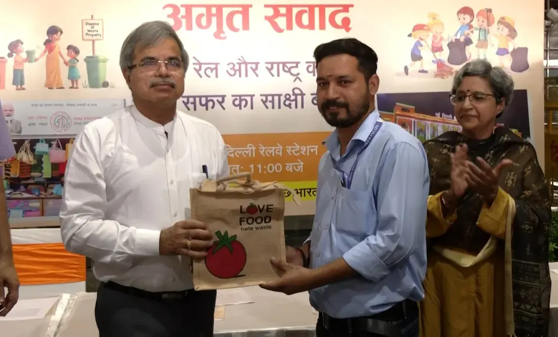 क्या गांधी जयंती पर रेलवे ने नई दिल्ली स्टेशन पर स्वच्छता जागरूकता अभियान चलाया?