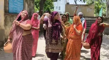 भरतपुर में 10 दिन से पानी बंद: महिलाओं ने जलदाय विभाग के बाहर फोड़े मटके, मंगलवार तक आपूर्ति का आश्वासन