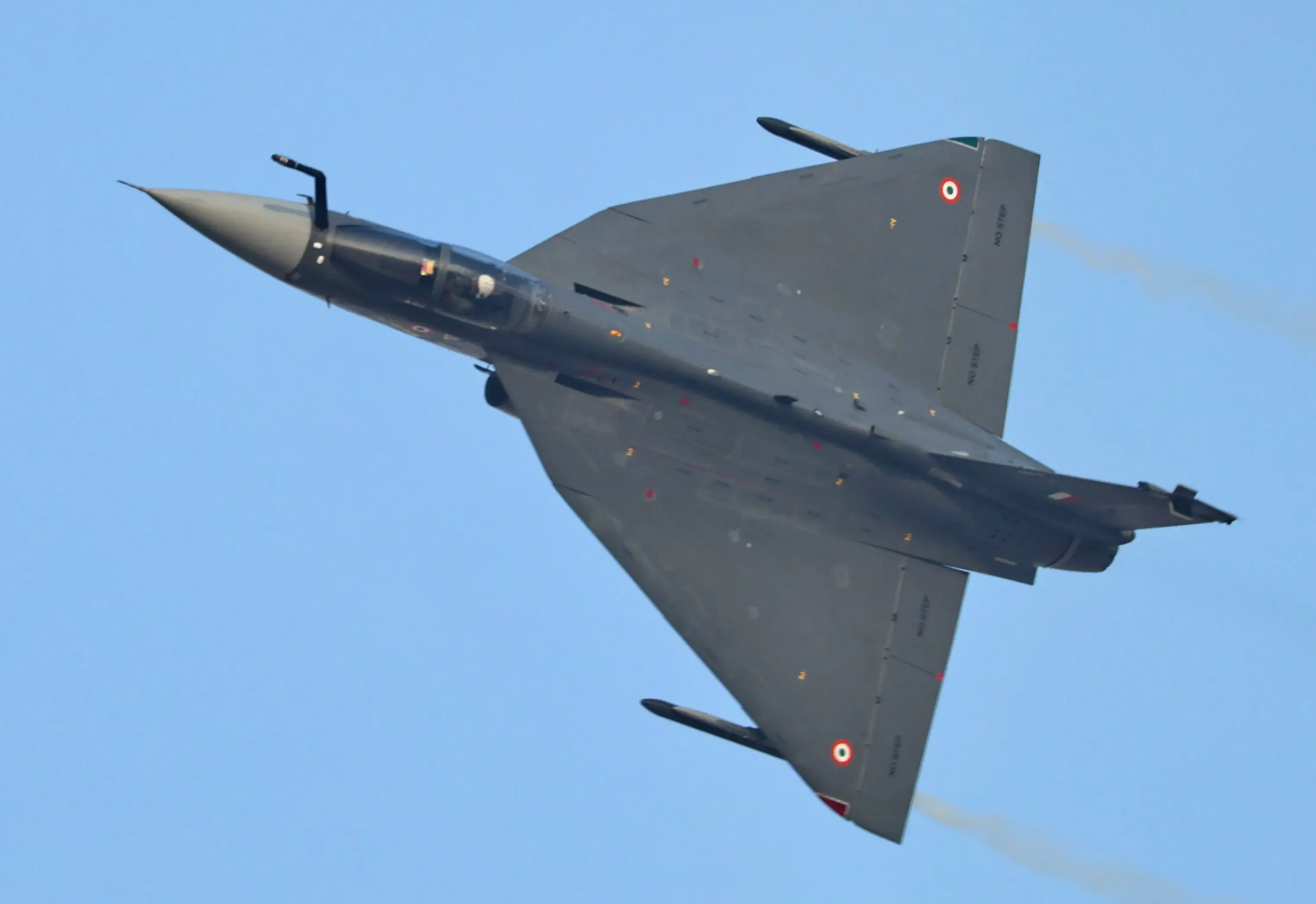 क्या भारत का फाइटर जेट तेजस भरोसेमंद है? प्रधानमंत्री, वायु सेना और थल सेना प्रमुख भर चुके हैं उड़ान