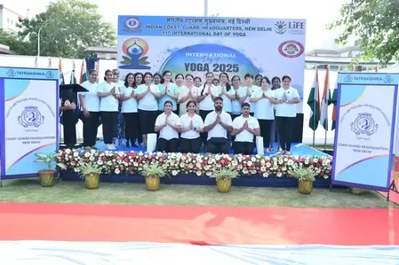 भारतीय तटरक्षक बल ने शारीरिक-मानसिक तनाव से निपटने के लिए एक स्वस्थ जीवनशैली के रूप में मनाया योग दिवस