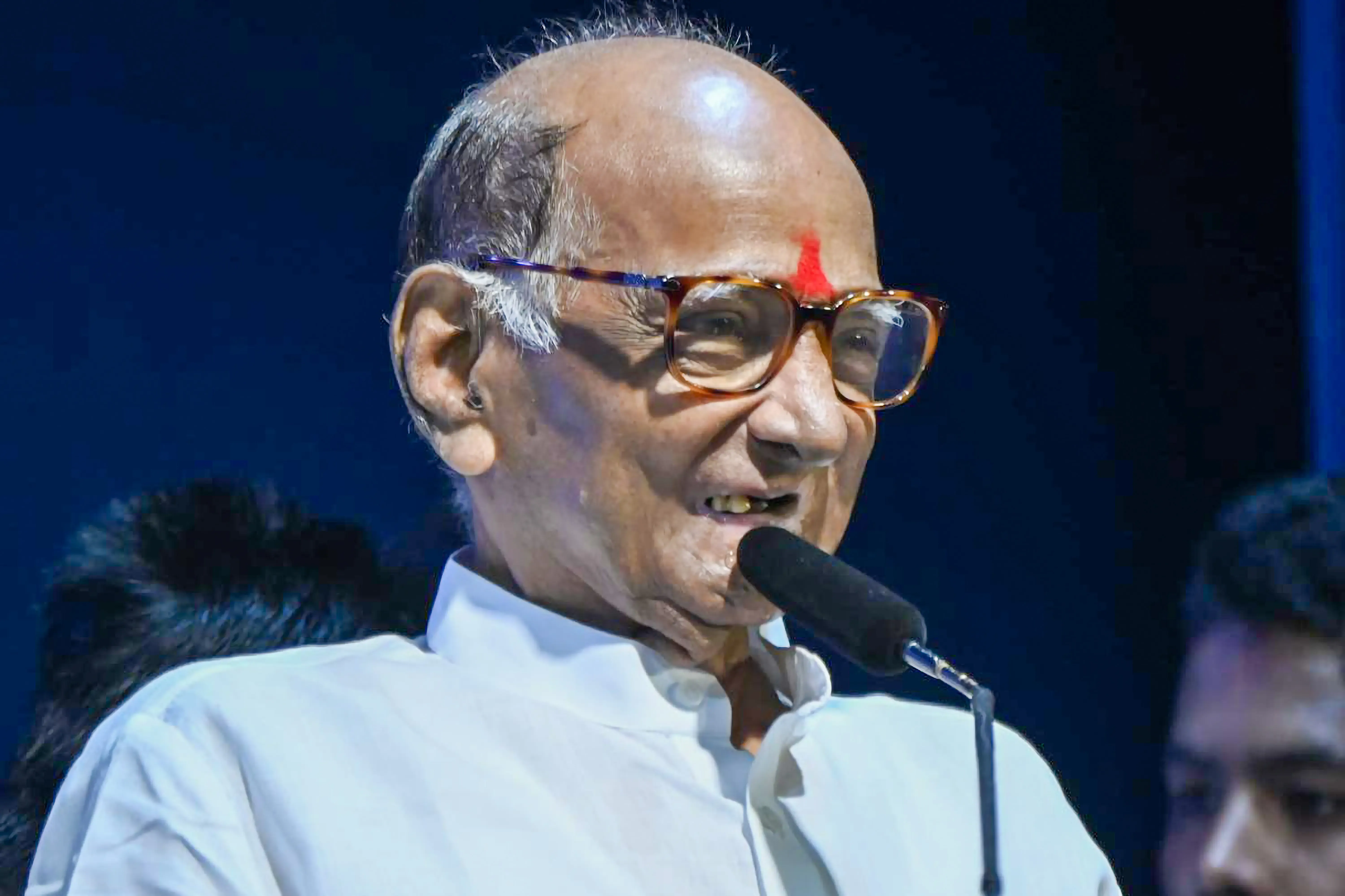 क्या शरद पवार का कहना है कि कक्षा एक से हिंदी अनिवार्य करना उचित नहीं है?