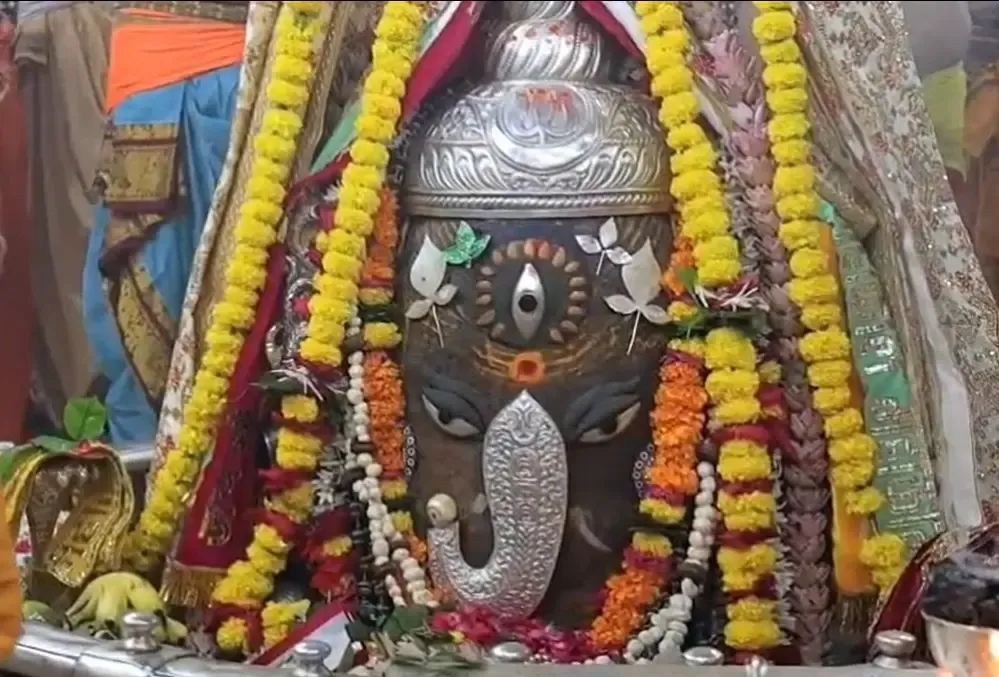 उज्जैन: महाकालेश्वर मंदिर में भस्म आरती, बाबा महाकाल का गणेश स्वरूप में भव्य शृंगार
