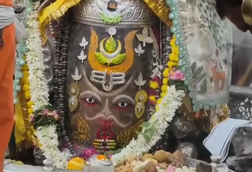 महाकाल की भस्म आरती: वैष्णव तिलक, त्रिनेत्र व त्रिपुंड से राजा स्वरूप में सजे बाबा, रुद्राक्ष-फूलों की माला अर्पित