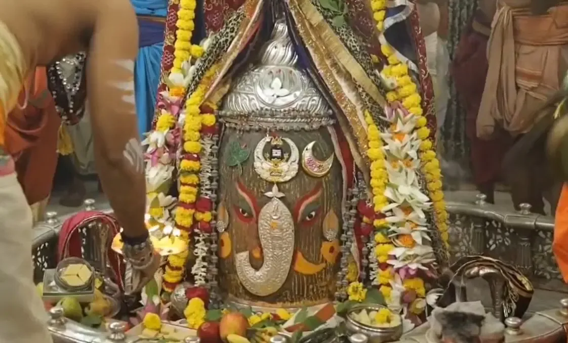 अनंत चतुर्दशी पर महाकालेश्वर में भस्म आरती: गणेश स्वरूप में सजे बाबा महाकाल, रजत चंद्र-त्रिशूल व मुकुट से भव्य शृंगार