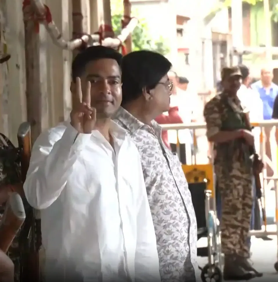 भवानीपुर में अभिषेक बनर्जी ने डाला वोट, BJP की '177 सीट' भविष्यवाणी को बताया खोखला दावा