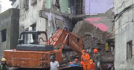 भिवंडी में कोहिनूर इमारत ढही, 9 की मौत; CM फडणवीस ने दिए FIR के आदेश, बचाव जारी