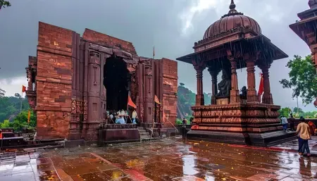 भोजपुर का रहस्यमयी शिव मंदिर, जहां जलहरी पर चढ़कर होता है शिवलिंग का अभिषेक