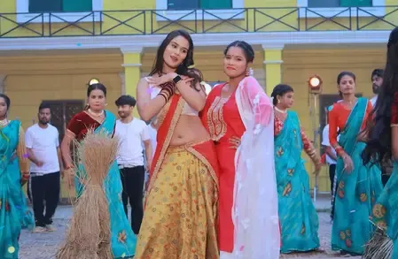 भोजपुरी सिंगर खुशी कक्कर का नया धमाका, 'बेलनमा से पातर बा' गाने ने किया लोगों को झूमने पर मजबूर 