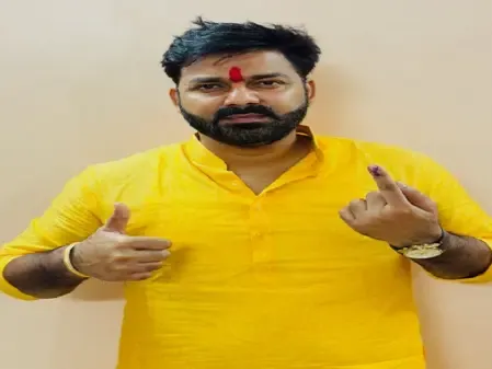 भोजपुरी सिंगर पवन सिंह और खेसारी लाल यादव ने डाला वोट, लोगों से भी की अपील