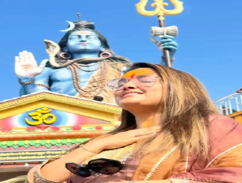 क्या भोजपुरी सितारों ने नए साल का स्वागत मंदिर में किया या फिल्म की रिलीज से?