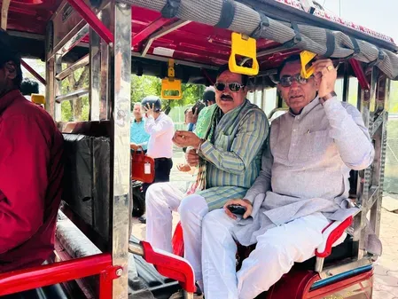 भोपाल: PM मोदी की ऊर्जा बचत अपील पर अमल, मंत्री गौतम टेटवाल और नारायण सिंह पंवार ई-रिक्शा से पहुंचे कैबिनेट बैठक