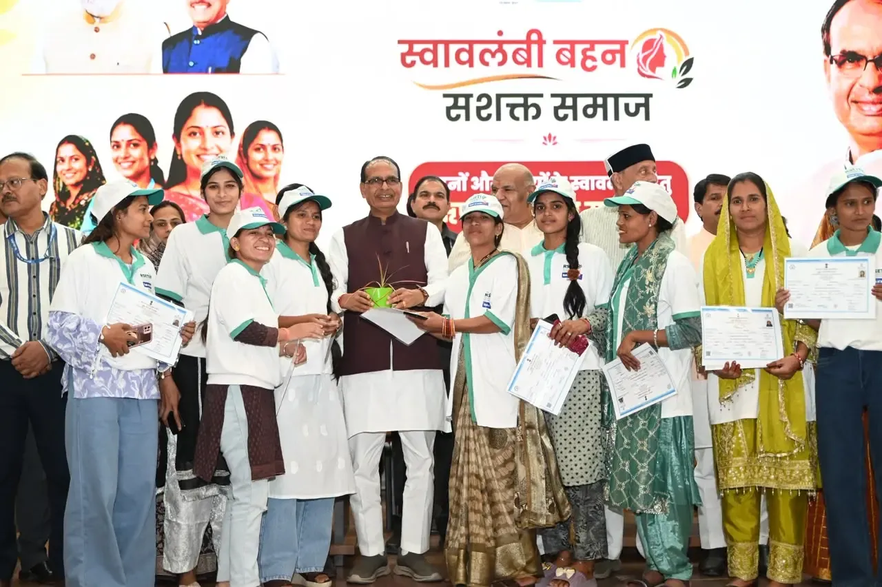शिवराज सिंह चौहान ने भोपाल में 230 महिलाओं को दिए प्रमाण पत्र व ऋण, 27 अक्टूबर से दूसरा बैच शुरू