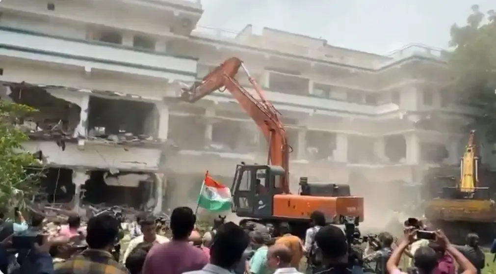 क्या भोपाल में ड्रग तस्करी, रेप और ब्लैकमेलिंग के आरोपी की संपत्ति पर चल रहा बुलडोजर?