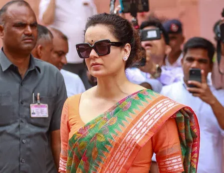 भोपाल में महिला कांग्रेस ने कंगना रनौत के पुतले का किया दहन