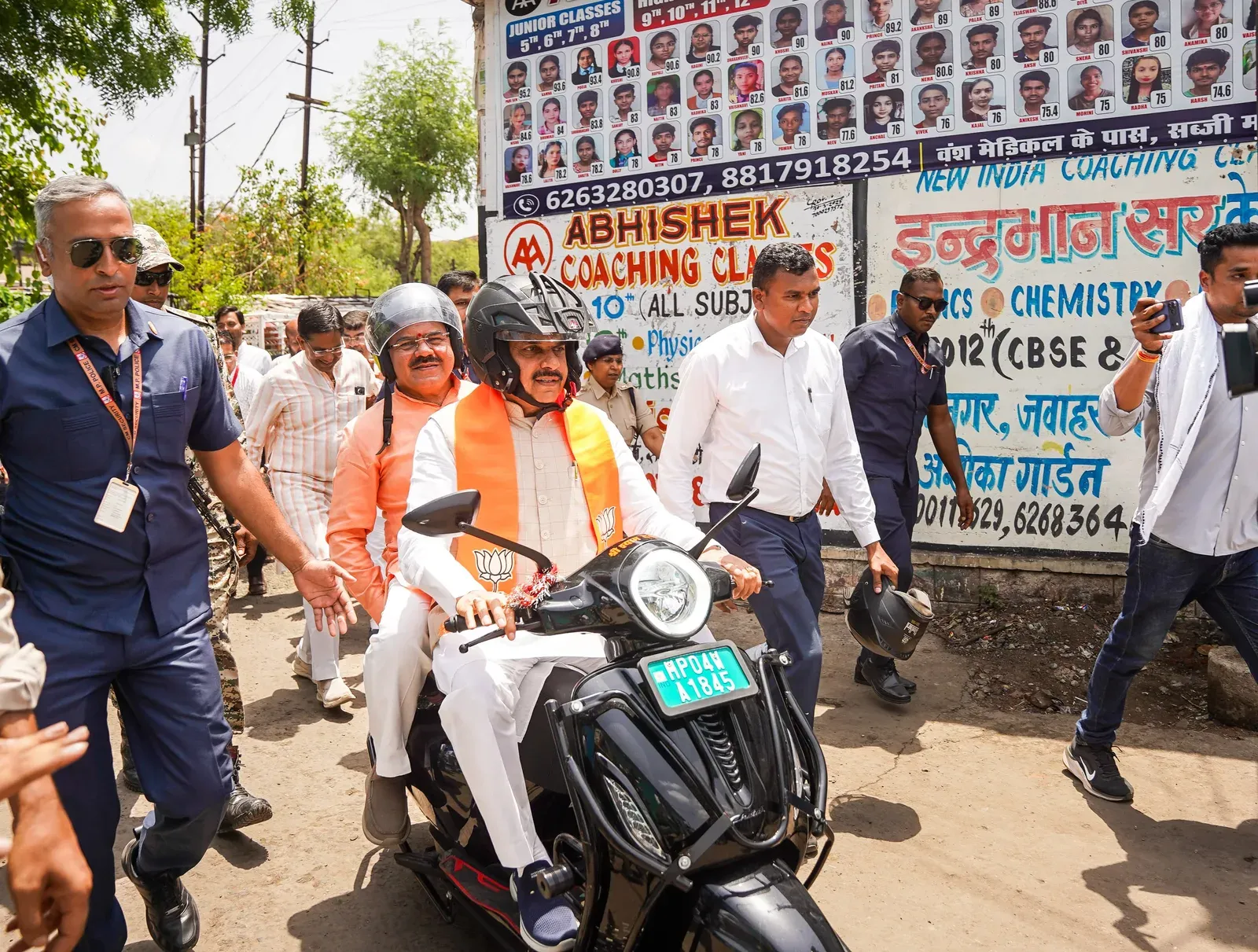 मुख्यमंत्री मोहन यादव ईवी स्कूटी से पहुंचे 12वीं टॉपर चांदनी विश्वकर्मा के घर, 500 में 500 अंक