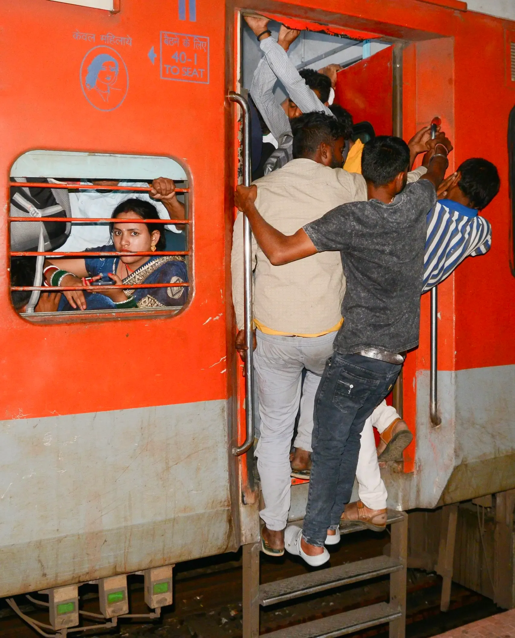 भोपाल रेल मंडल में चेन पुलिंग पर 440 लोगों पर कार्रवाई, अप्रैल 2026 में ₹62,150 जुर्माना वसूला