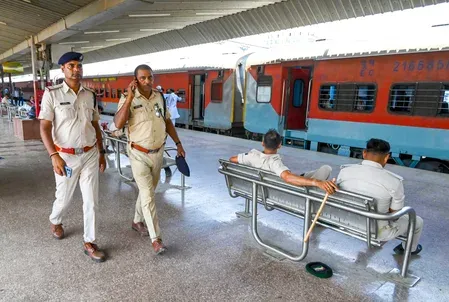 भोपाल रेलवे TTE की सतर्कता: घर से भागी 14 वर्षीय किशोरी विदिशा में सुरक्षित परिजनों को सौंपी