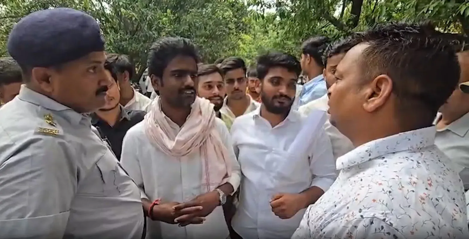 बीएचयू बिरला छात्रावास: 3 फीट से 9 फीट बाउंड्री वॉल पर विवाद, छात्रों ने कुलपति को सौंपा ज्ञापन