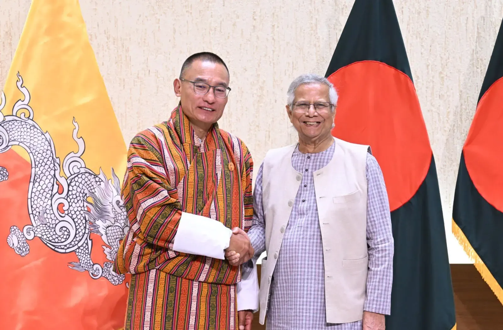 क्या भूटान के प्रधानमंत्री ने बांग्लादेश के मुख्य सलाहकार के साथ द्विपक्षीय वार्ता की?