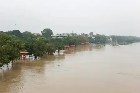 भूटान में अचानक आई बाढ़ में फंसे लोग, भारतीय सेना ने रेस्क्यू के लिए पहुंचाई मदद  