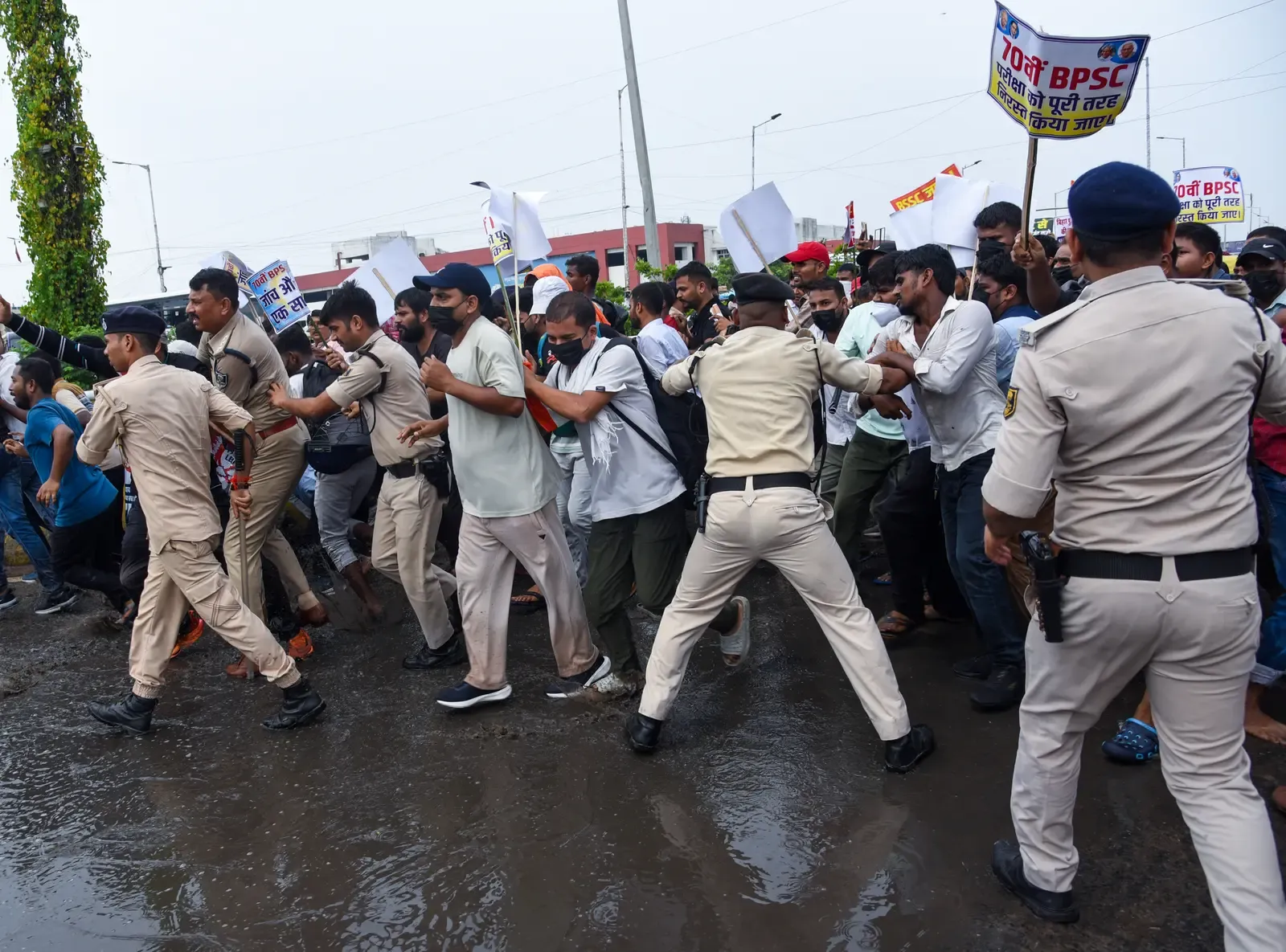 पटना में BPSC 70वीं और दरोगा भर्ती रद्द की मांग, छात्रों ने जेपी गोलंबर पर बैरिकेड तोड़ने की कोशिश