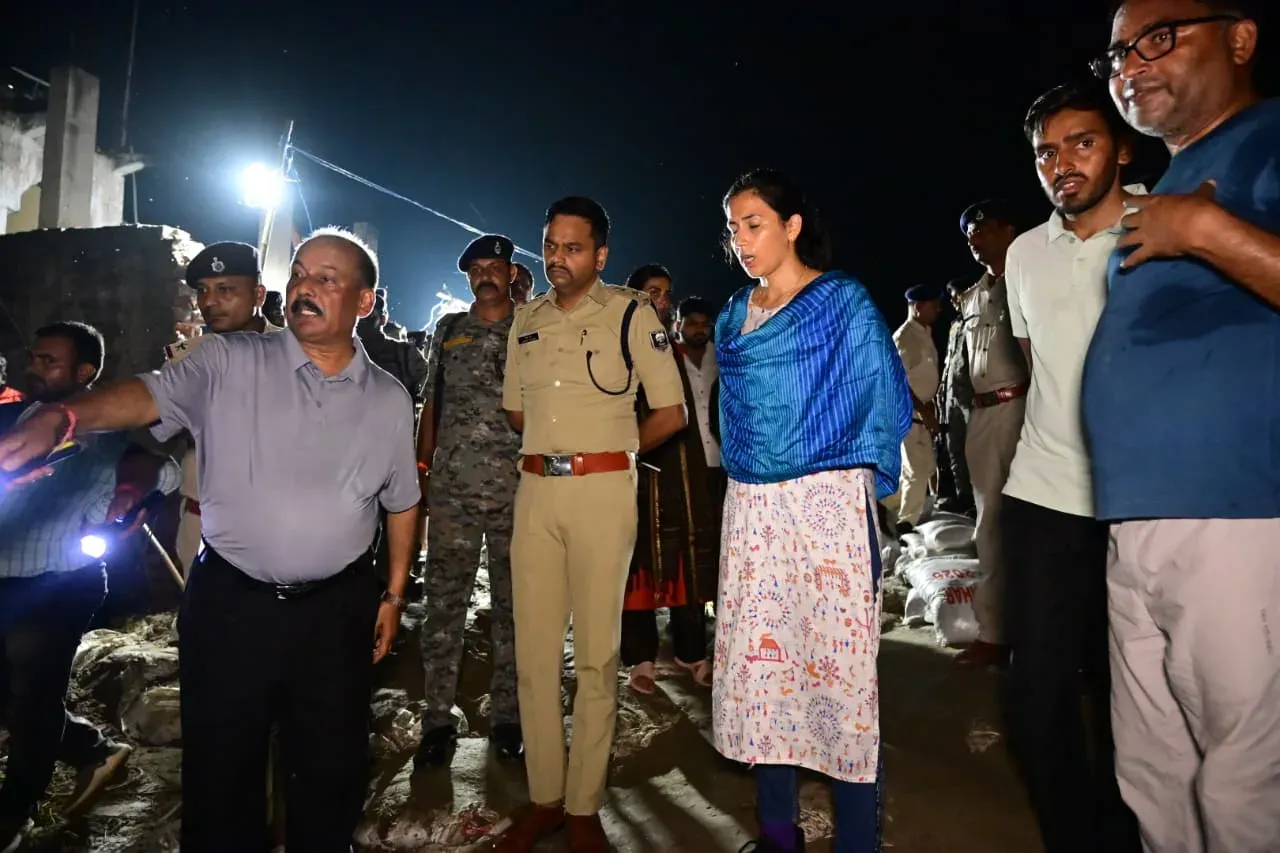 भागलपुर बाढ़: DM अलंकृता पांडेय ने देर रात राघोपुर बांध का निरीक्षण किया, अधिकारियों को अलर्ट रहने के निर्देश