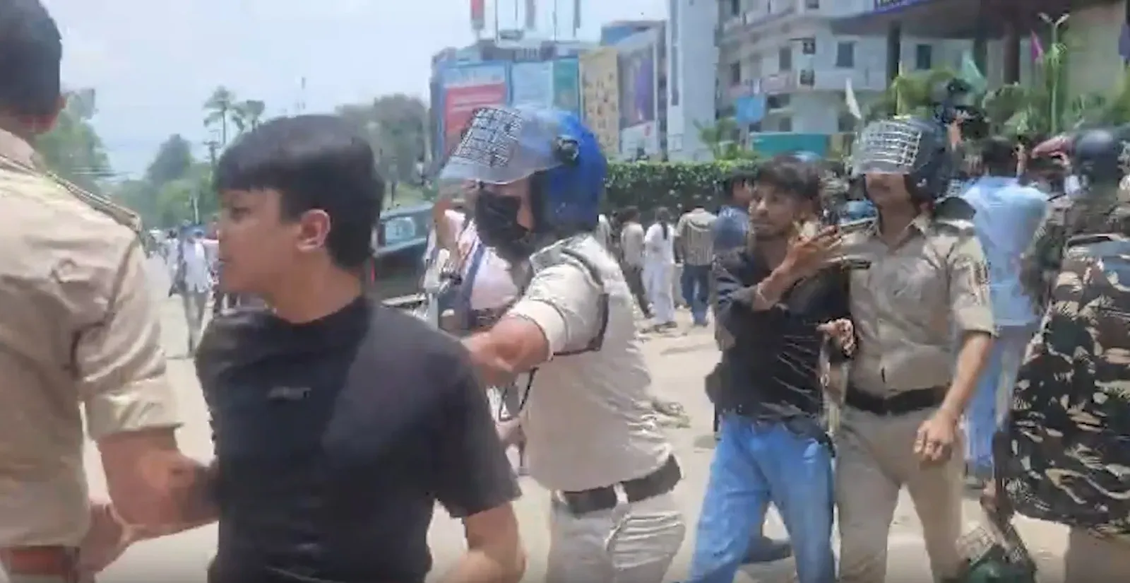 बिहार बंद: पटना में पथराव के बाद पुलिस का लाठीचार्ज, रामगुलाम चौक पर तनाव