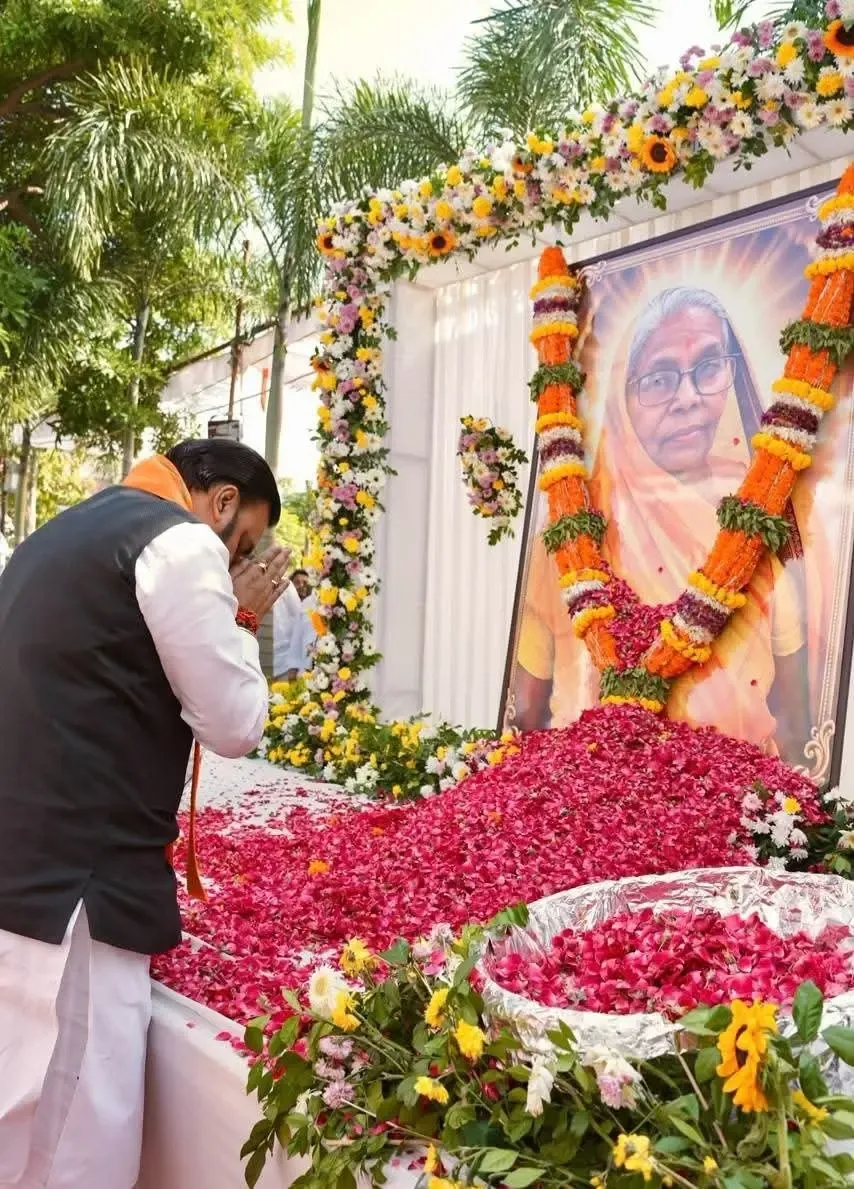 सीएम सम्राट चौधरी पहुंचे बस्ती, BJP महामंत्री हरीश द्विवेदी की माता यशोदा देवी के श्राद्धकर्म में दी श्रद्धांजलि