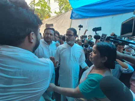 बंटी यादव हत्याकांड: प्रशांत किशोर पहुंचे पीड़ित परिवार के पास, दोषियों की गिरफ्तारी और पुलिस कार्रवाई की उठाई मांग