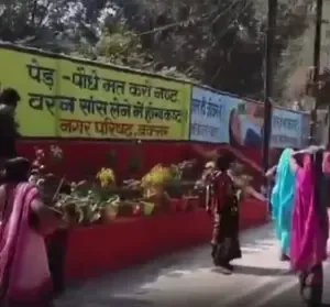 Buxar Residents Steal Flower Pots Following Nitish Kumar's Event