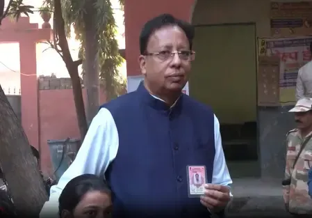 बिहार चुनाव: बेतिया में सांसद संजय जायसवाल ने डाला वोट, कहा-वोट ही सबसे बड़ा दान 