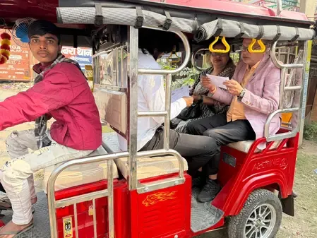 बिहार चुनाव: बिहार कांग्रेस अध्यक्ष राजेश राम ई-रिक्शा पर सवार होकर पहुंचे मतदान केंद्र, डाला वोट