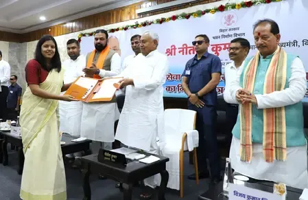 बिहार : चुनाव के पहले एक्शन में नीतीश, चयनित 101 सहायक वास्तुविदों को सौंपा नियुक्ति पत्र