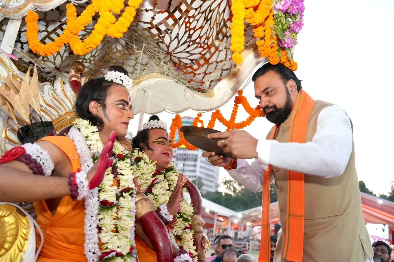 Bihar CM performs Dussehra aarti, oversees effigy burning