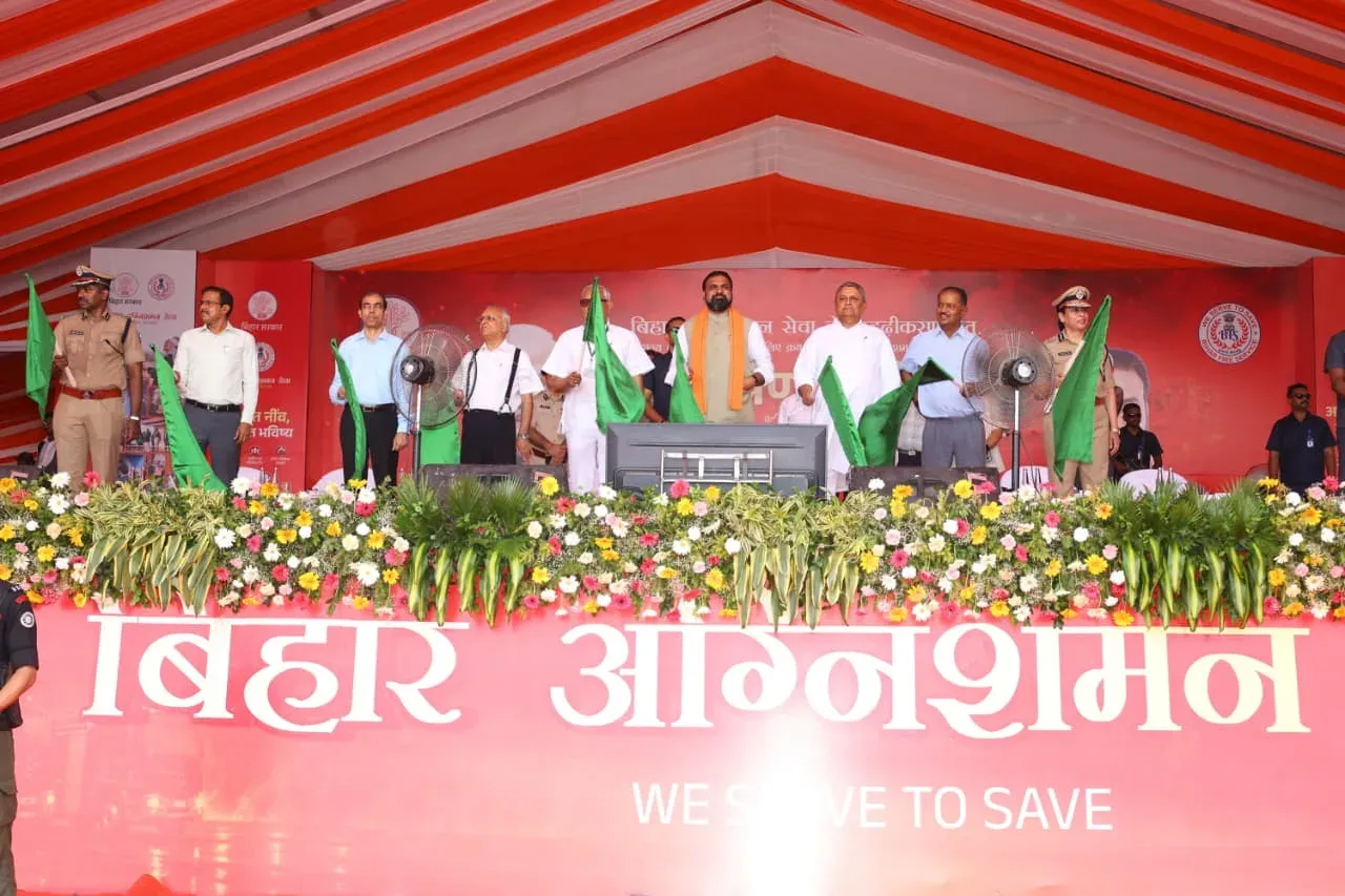 बिहार: CM सम्राट चौधरी ने 80 हाईटेक अग्निशमन वाहनों को दिखाई हरी झंडी, 5-10 मिनट में पहुँचेगी दमकल